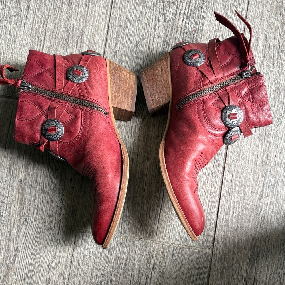 Dolce Vita Red Leather Pointed Ankle Boots with Decorative Buttons - Picture 4 of 12